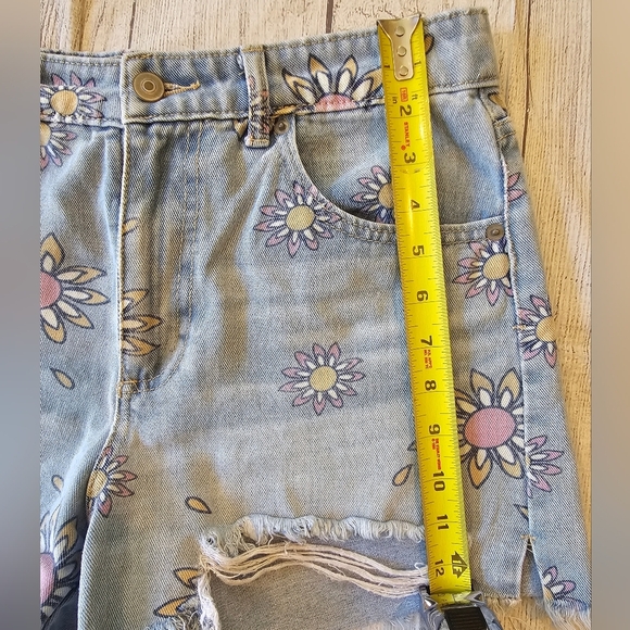 No Boundaries Juniors Size 7 Denim Raw Hem Floral Boho Hippie Shorts Hi-Rise - Picture 9 of 9
